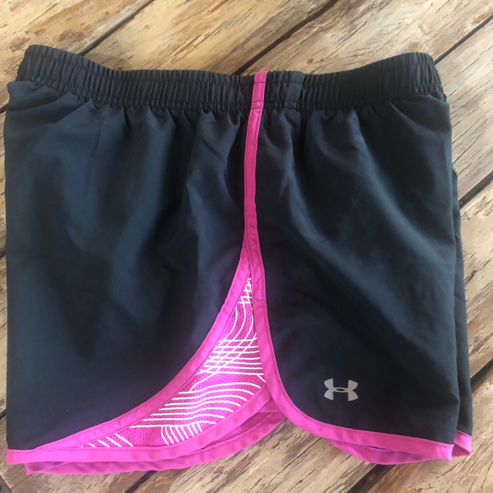 Women’s SZ M Under Armour running short